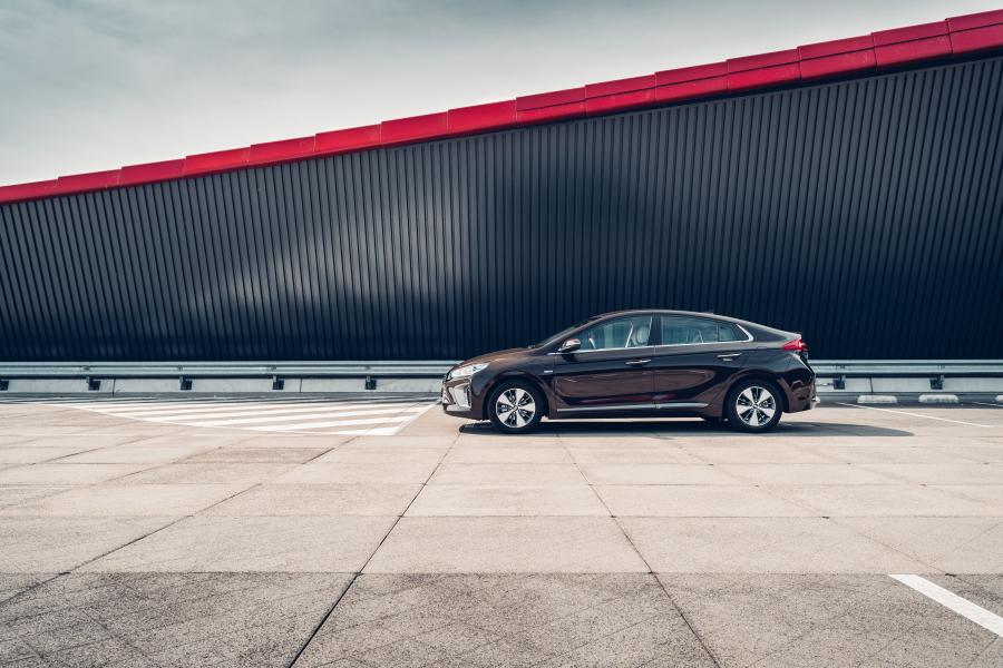  Hyundai IONIQ plug-in (AE) 2016 года  (фото 41 из 42)